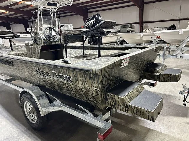 Slide: The Image of SeaArk Shadow 18T 2026 - 12