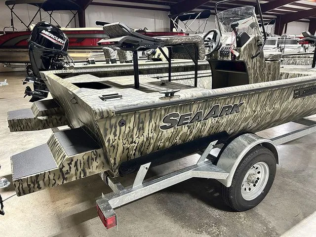 Slide: The Image of SeaArk Shadow 18T 2026 - 13