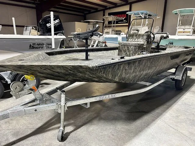 Slide: The Image of SeaArk Shadow 18T 2026 - 2