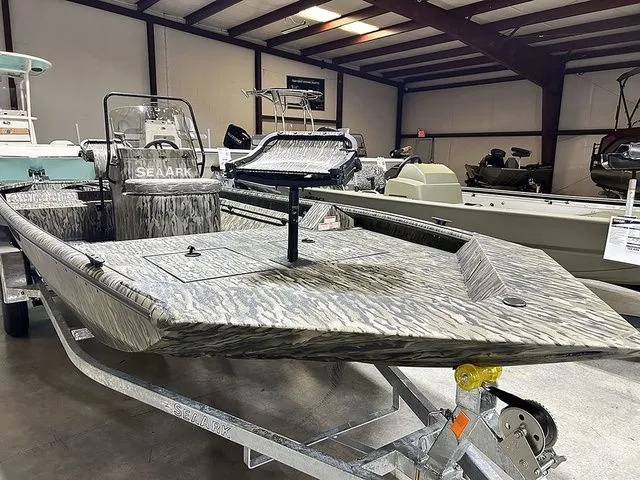 Slide: The Image of SeaArk Shadow 18T 2026 - 3