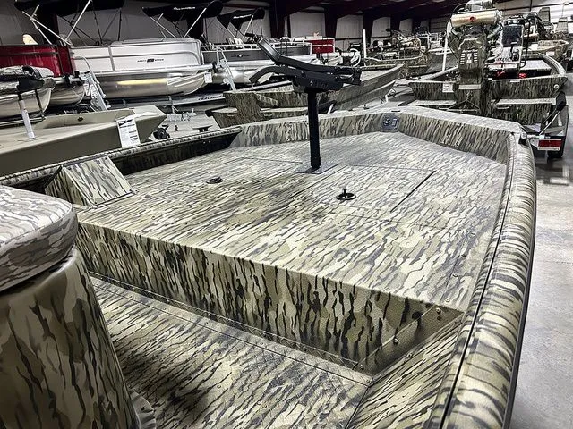 Slide: The Image of SeaArk Shadow 18T 2026 - 7