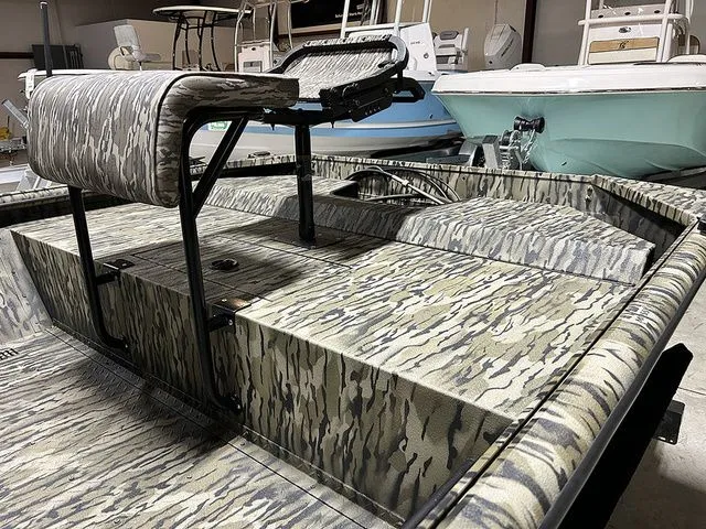 Slide: The Image of SeaArk Shadow 18T 2026 - 9