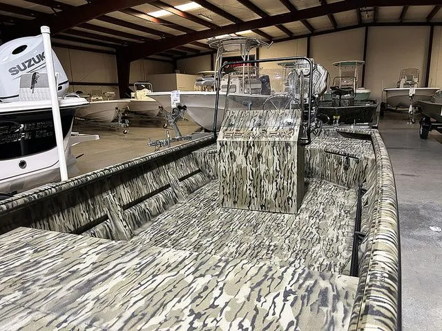 Slide: The Image of SeaArk Mud Runner 180 2026 - 8