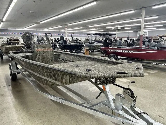 Slide: The Image of SeaArk Mud Runner 180 2026 - 2