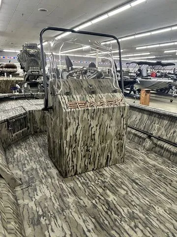 Slide: The Image of SeaArk Mud Runner 180 2026 - 5