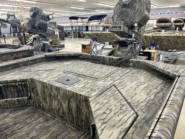 Slide: The Image of SeaArk Mud Runner 180 2026 - 9