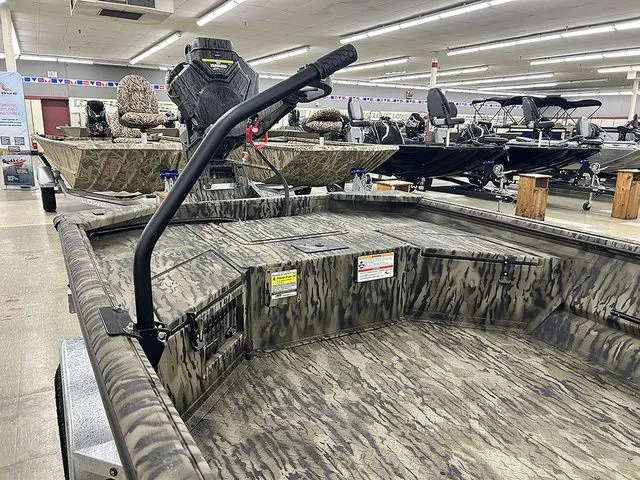 Slide: The Image of SeaArk Mud Runner 180 2026 - 6