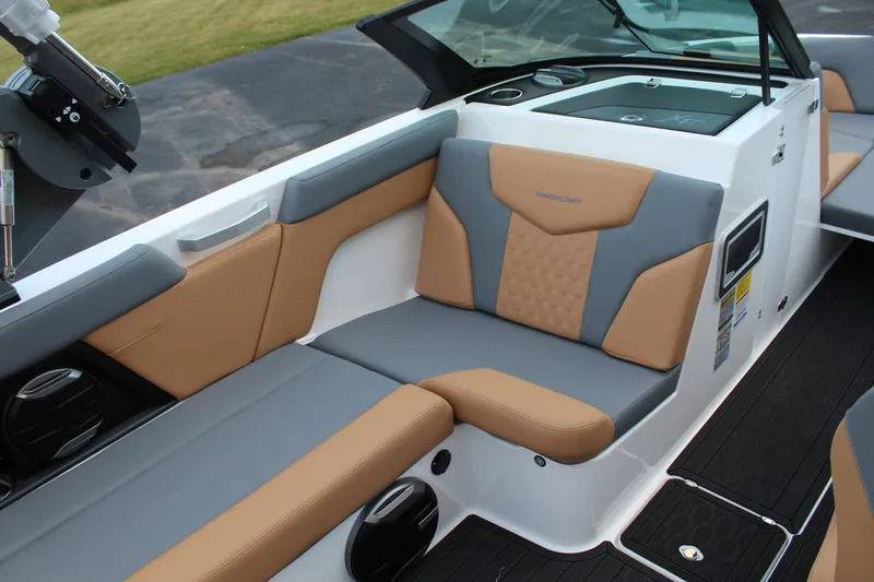 Slide: The Image of MasterCraft XT22 2026 - 12