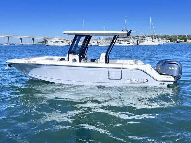 The Image of Robalo R272 Center Console 2022 - 1
