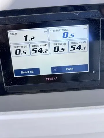 Slide: The Image of Robalo R272 Center Console 2022 - 14