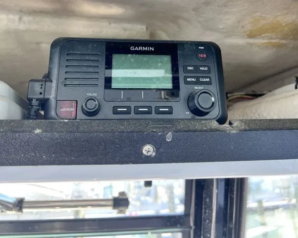 Slide: The Image of Robalo R272 Center Console 2022 - 15