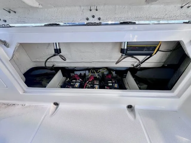 Slide: The Image of Robalo R272 Center Console 2022 - 17