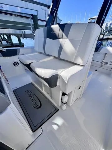Slide: The Image of Robalo R272 Center Console 2022 - 18