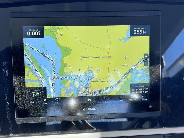 Slide: The Image of Robalo R272 Center Console 2022 - 27