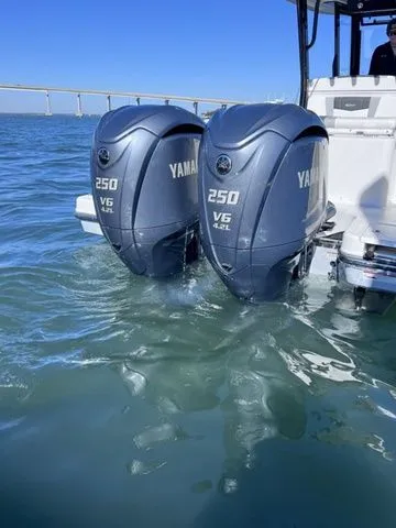 Slide: The Image of Robalo R272 Center Console 2022 - 4