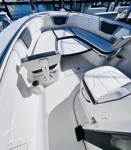 Slide: The Image of Robalo R272 Center Console 2022 - 7