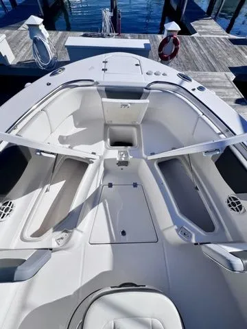 Slide: The Image of Robalo R272 Center Console 2022 - 8