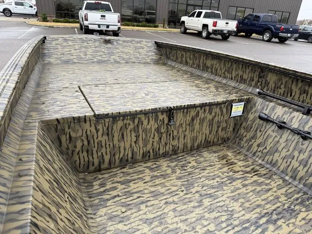 Slide: The Image of Edge Boats 553 DB 20" 2026 - 5