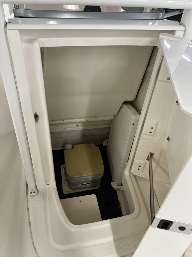 Slide: The Image of Robalo 246 Cayman 2017 - 12