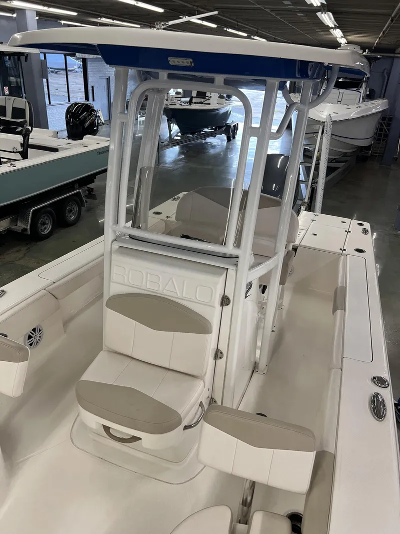 Slide: The Image of Robalo 246 Cayman 2017 - 16