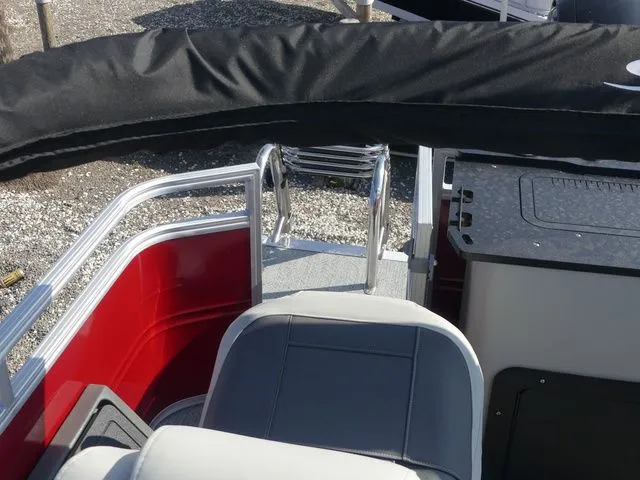 Slide: The Image of Sun Tracker Fishin' Barge 22 DLX 2026 - 15