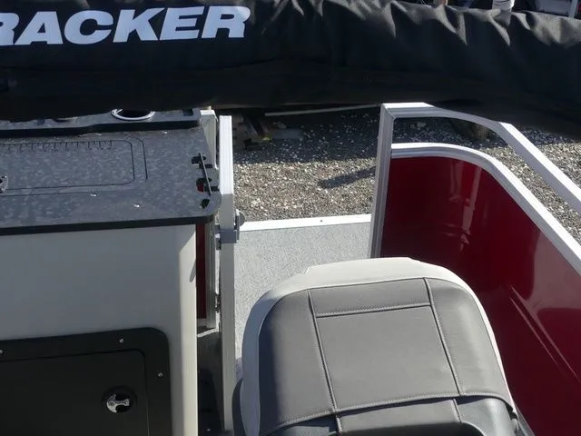 Slide: The Image of Sun Tracker Fishin' Barge 22 DLX 2026 - 16