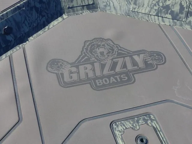 Slide: The Image of Tracker Grizzly 1860 CC 2026 - 10