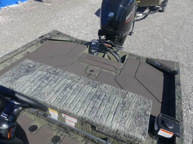 Slide: The Image of Tracker Grizzly 1860 CC 2026 - 12