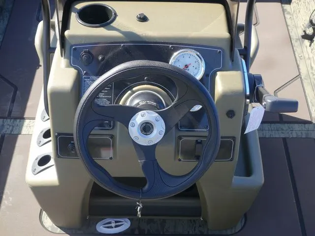 Slide: The Image of Tracker Grizzly 1860 CC 2026 - 13