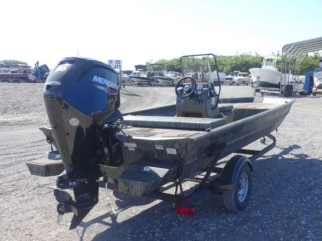 Slide: The Image of Tracker Grizzly 1860 CC 2026 - 4