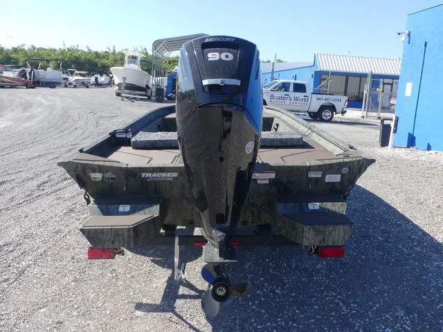 Slide: The Image of Tracker Grizzly 1860 CC 2026 - 5