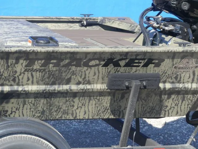 Slide: The Image of Tracker Grizzly 1860 CC 2026 - 8