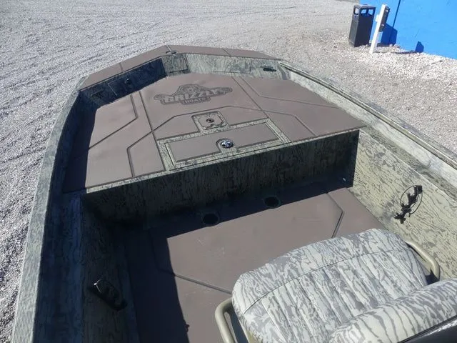 Slide: The Image of Tracker Grizzly 1860 CC 2026 - 9