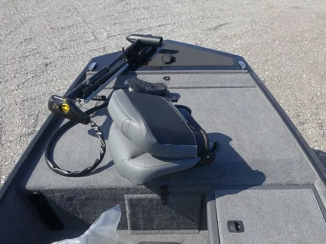 Slide: The Image of Tracker Bass Tracker Classic XL 2026 - 13