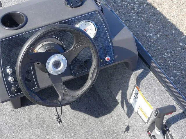 Slide: The Image of Tracker Bass Tracker Classic XL 2026 - 17