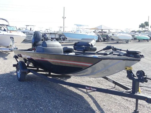 Slide: The Image of Tracker Bass Tracker Classic XL 2026 - 3