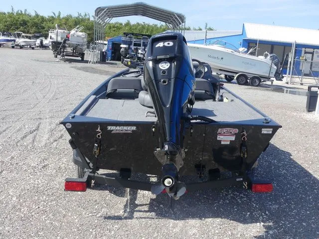 Slide: The Image of Tracker Bass Tracker Classic XL 2026 - 5