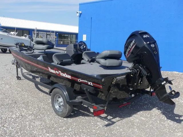 Slide: The Image of Tracker Bass Tracker Classic XL 2026 - 6