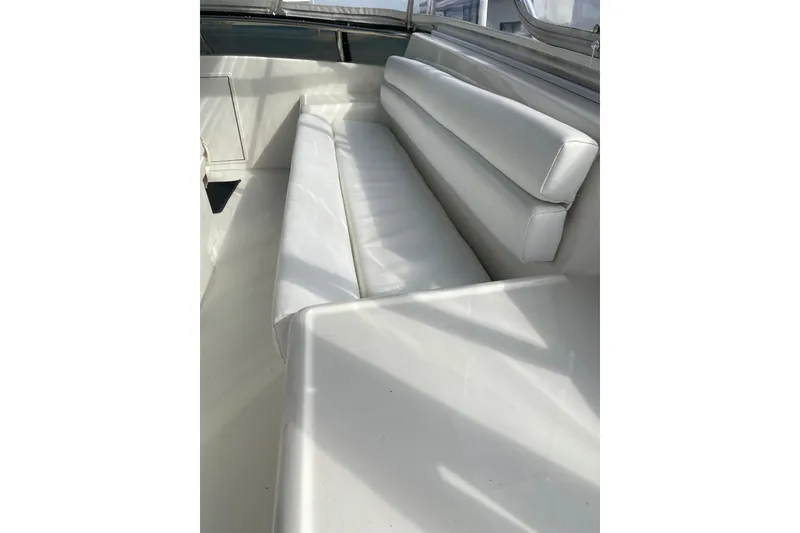 Slide: The Image of White seating area on 1995 Hatteras 50 Convertible Sportfish boat. - 38
