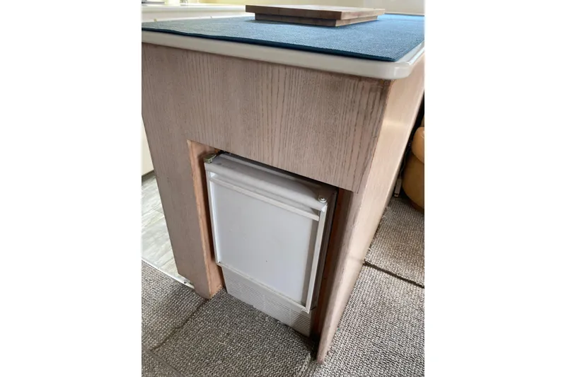 Slide: The Image of 1995 Hatteras 50 Convertible Sportfish interior with built-in mini fridge. - 49