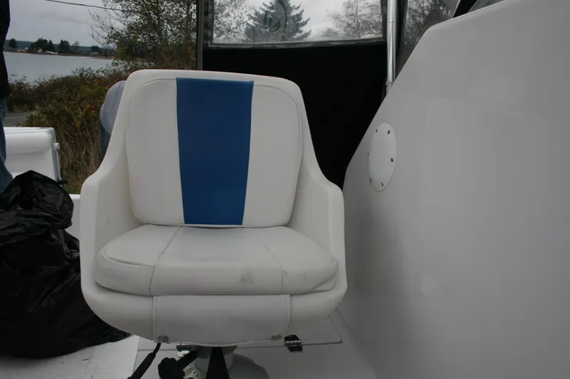 Slide: The Image of White and blue captain's chair on 2013 Pro-Line 20 Express boat. - 5
