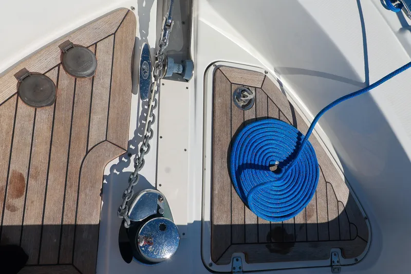 Slide: The Image of Deck of 2004 Chris-Craft Roamer 40 with blue rope and anchor chain. - 10