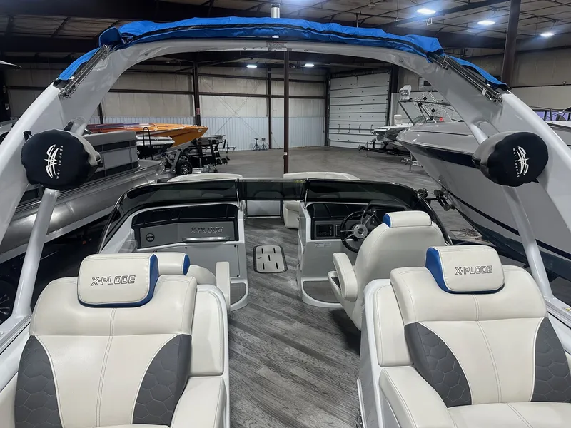 Slide: The Image of Manitou 27 X-Plode SRW SHP Dual Engine 2017 - 12