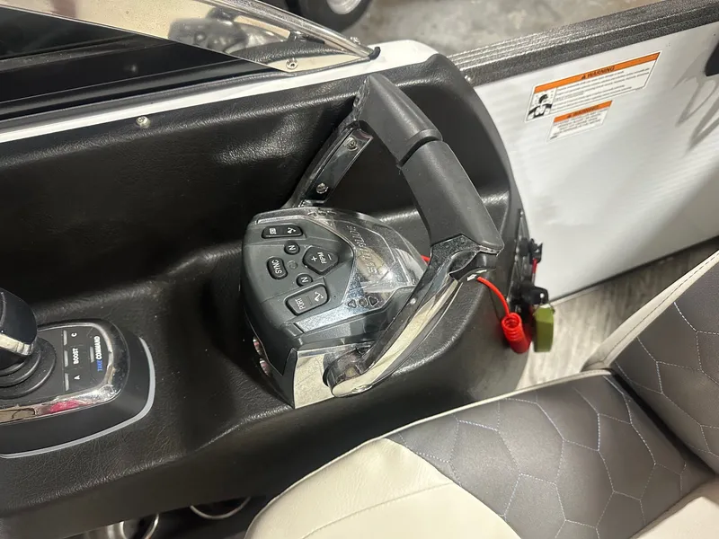 Slide: The Image of Manitou 27 X-Plode SRW SHP Dual Engine 2017 - 14