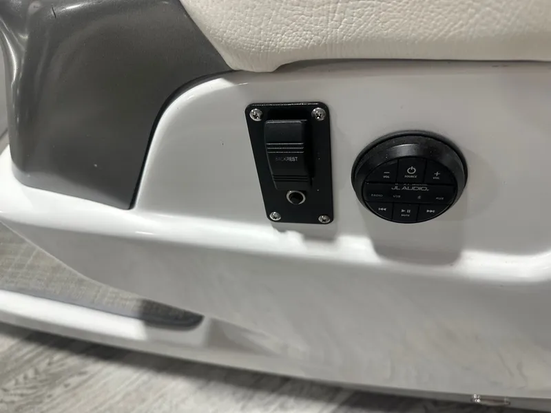 Slide: The Image of Manitou 27 X-Plode SRW SHP Dual Engine 2017 - 16