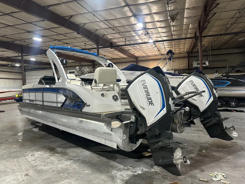 Slide: The Image of Manitou 27 X-Plode SRW SHP Dual Engine 2017 - 20