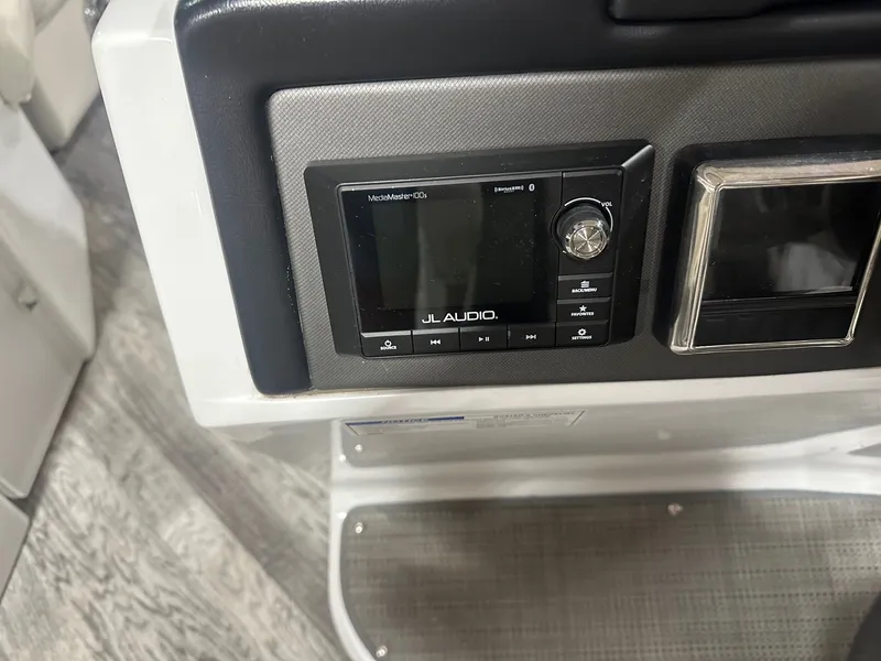 Slide: The Image of Manitou 27 X-Plode SRW SHP Dual Engine 2017 - 6