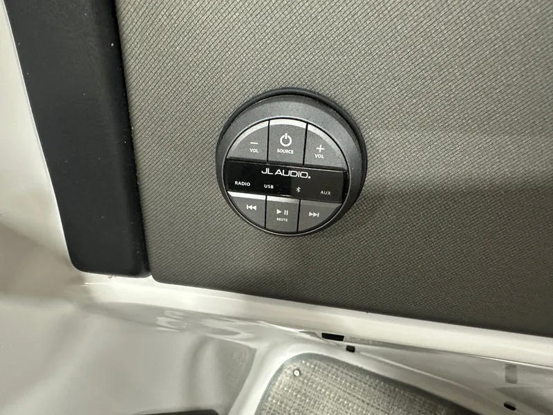 Slide: The Image of Manitou 27 X-Plode SRW SHP Dual Engine 2017 - 8