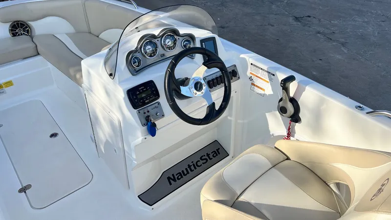 Slide: The Image of NauticStar 203 SC 2015 - 18