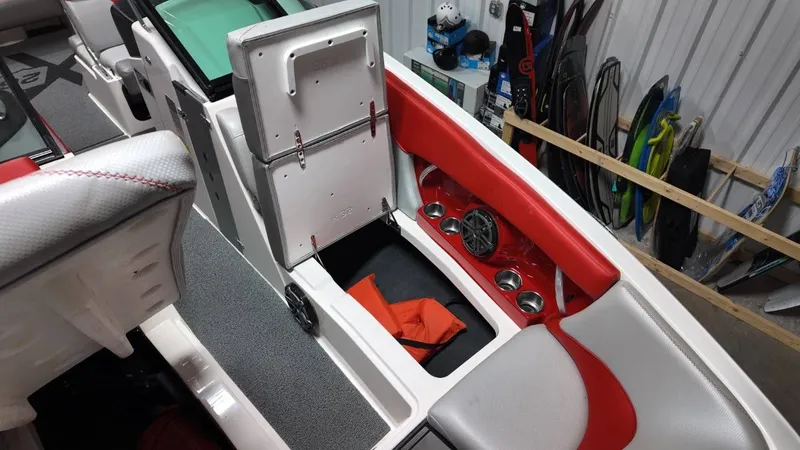 Slide: The Image of MasterCraft X26 2016 - 22